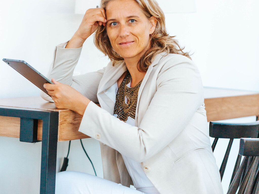 Corina Hoch — B2B-Marketing-Strategin und ganzheitliche Mentale Gesundheitsexpertin, remote aus Playa del Carmen: deutsche Präzision und internationale Perspektive für Solopreneure in DACH, USA und Mexiko