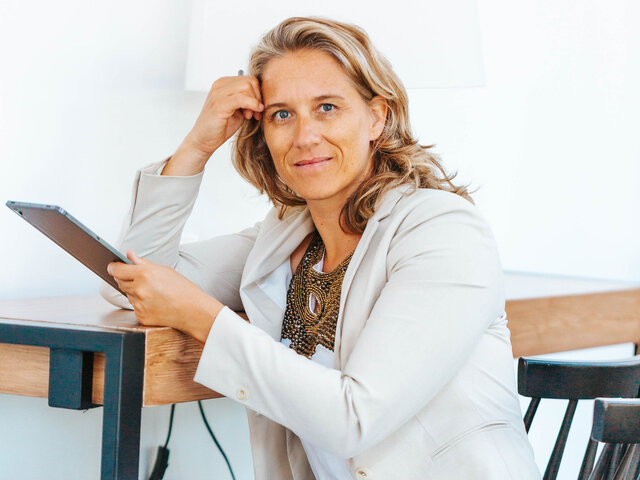 Corina Hoch — B2B-Marketing-Strategin und ganzheitliche Mentale Gesundheitsexpertin, remote aus Playa del Carmen: deutsche Präzision und internationale Perspektive für Solopreneure in DACH, USA und Mexiko