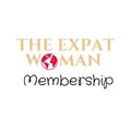 Das Logo von "The Expat Woman" zeigt den Schriftzug in goldener Schrift, darunter eine grafische Darstellung der Erde in Rot und das Wort "Membership" in verspielter, schwarzer Schrift.
