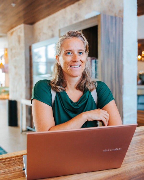 E-Mail-Marketing Painpoints von Corina Hoch — wenn Newsletter nichts bringen und CRM ungepflegt ist Corina Hoch — E-Mail-Marketing Schmerzpunkte: Newsletter ohne Reaktion, fehlendes CRM-Clustering, kein Follow-up, ungepflegte Datenbank und DSGVO-Unsicherheit für Solopreneure