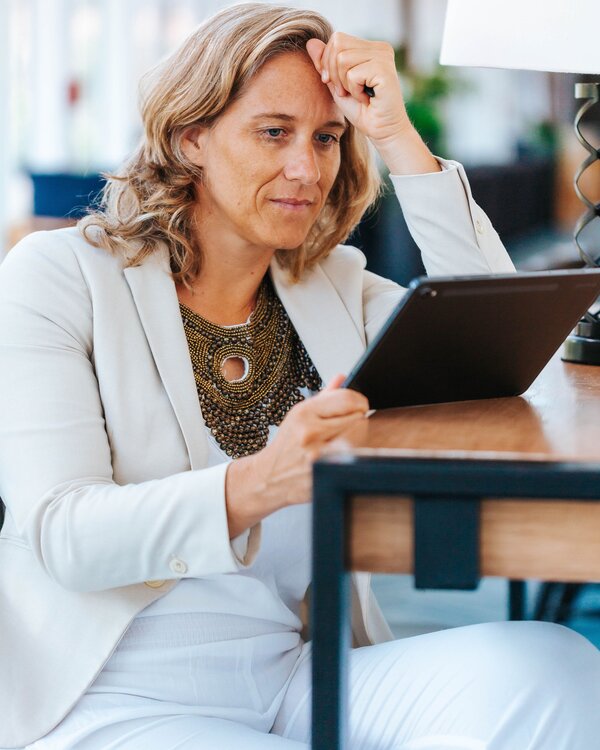 Social Media Marketing Painpoints von Corina Hoch — wenn Posting keine Leads bringt und Algorithmus-Druck erschöpft Corina Hoch — Social Media Marketing Schmerzpunkte: Posting ohne Leads, falscher Kanal, Algorithmus-Druck, verschwimmende Grenzen und Angst vor Kritik für Solopreneure