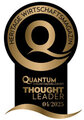 Das Bild zeigt ein goldenes Logo mit der Aufschrift "HERITAGE WIRTSCHAFTSMAGAZIN" und "QUANTUM THOUGHT LEADER 04/2025." Es ist ein Auszeichnungsabzeichen, das auf Fachkompetenz und Anerkennung im Bereich Wirtschaft hinweist.