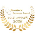 Der NewWork Business Award in Gold für das Jahr 2026 ist präsentiert. Umgeben von einem goldenen Lorbeerkranz hebt die Auszeichnung die Errungenschaften im Bereich der Unternehmensführung hervor.