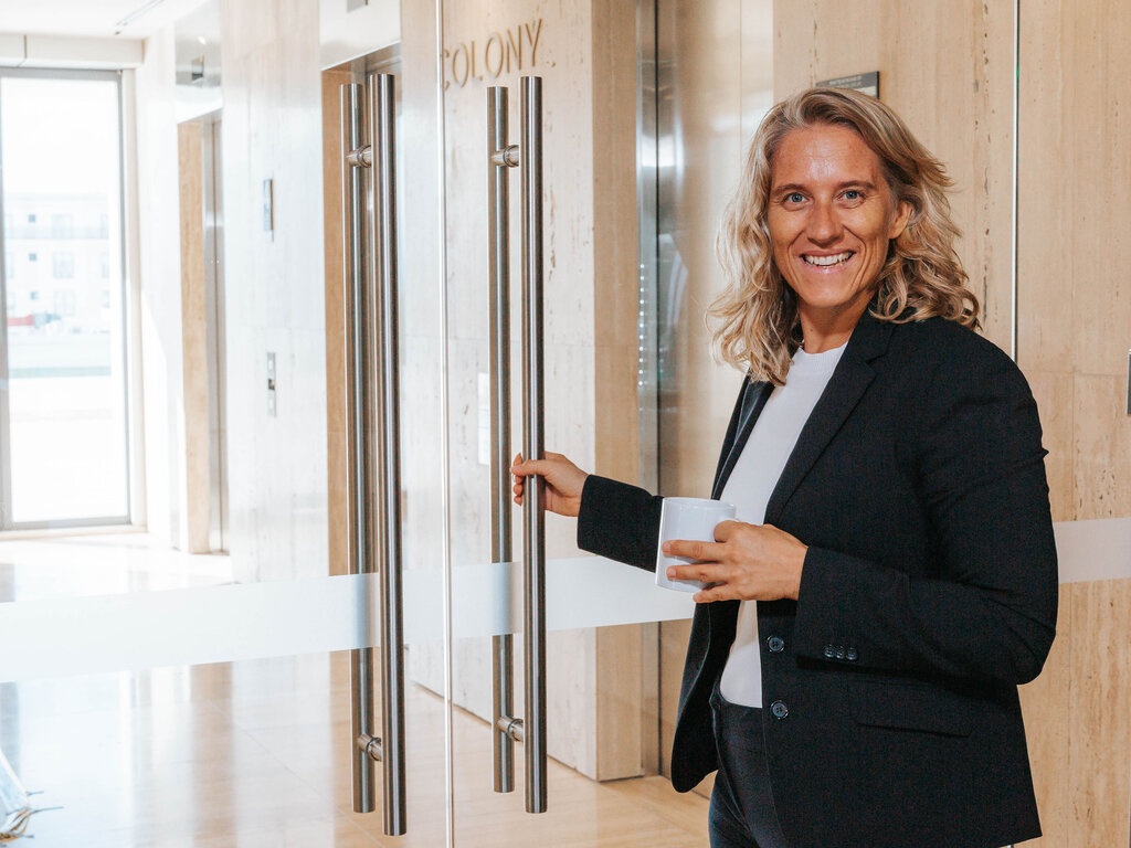 Social Media Marketing von Corina Hoch — Leads statt Likes, New Work Business Award 2026 Gold · Marketing Managerin des Jahres Corina Hoch — Social Media Marketing Hero: Leads statt Likes durch strategische Kanalanalyse, SEO-Sichtbarkeit und konstante Präsenz auf LinkedIn, Instagram, YouTube und Podcast
