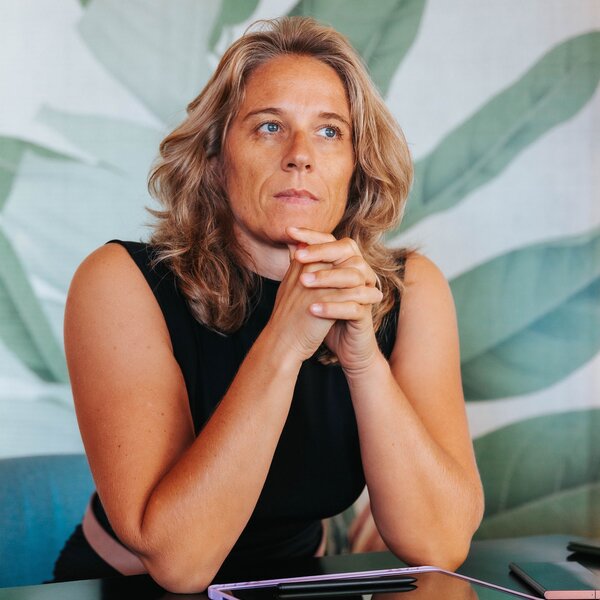 Corina Hoch — Marketing Beraterin mit 20+ Jahren Erfahrung in SEO, GEO, Content und Leadgenerierung sowie Ausbildungen in Lebensberatung und ganzheitlicher mentaler Gesundheit für Solopreneure