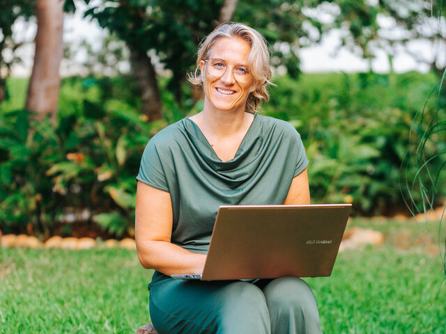 Corina Hoch teilt ihr Wissen und Impulse zu SEO, GEO, Marketingstrategie, Achtsamkeit und Resilienz als Burnout-Prävention für Solopreneure und Selbstständige