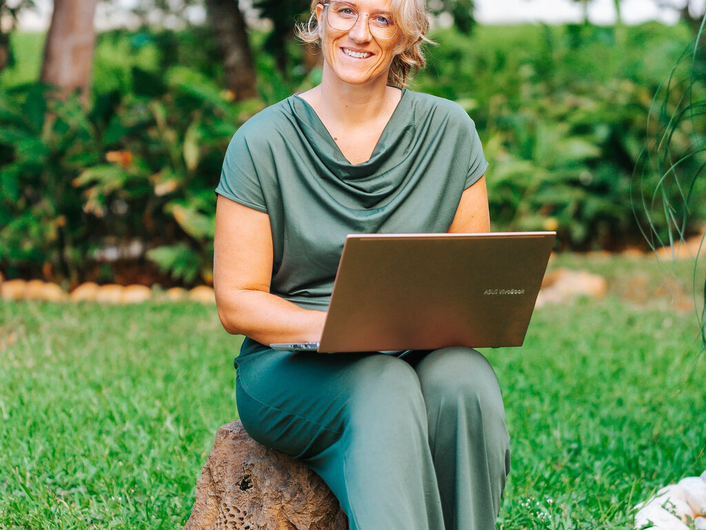 SEO, GEO, Marketingstrategie und Burnout-Prävention — Wissen das sofort in den Businessalltag integrierbar ist. Corina Hoch teilt ihr Wissen und Impulse zu SEO, GEO, Marketingstrategie, Achtsamkeit und Resilienz als Burnout-Prävention für Solopreneure und Selbstständige
