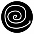 Ein schwarzes rundes Logo mit einer weißen Spirale, die in der Mitte beginnt und sich nach außen windet. Die Spirale endet mit einem kleinen, nach oben richtenden Ende.
