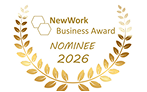 NewWork Business Award Nominee 2026 Das Bild zeigt das Logo des NewWork Business Awards. In goldenen Buchstaben steht der Text "NOMINEE 2026" vor einem Hintergrund mit einem Lorbeerkranz.