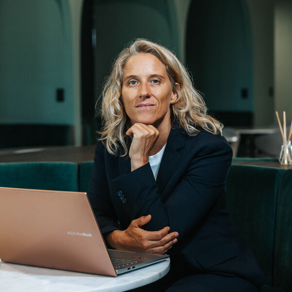 Corina Hoch — Marketingstrategie Case Study: +25% Umsatzwachstum für Startup in der Personaldienstleistung durch Keyword-Strategie, E-Mail-Marketing und konsistente Botschaft