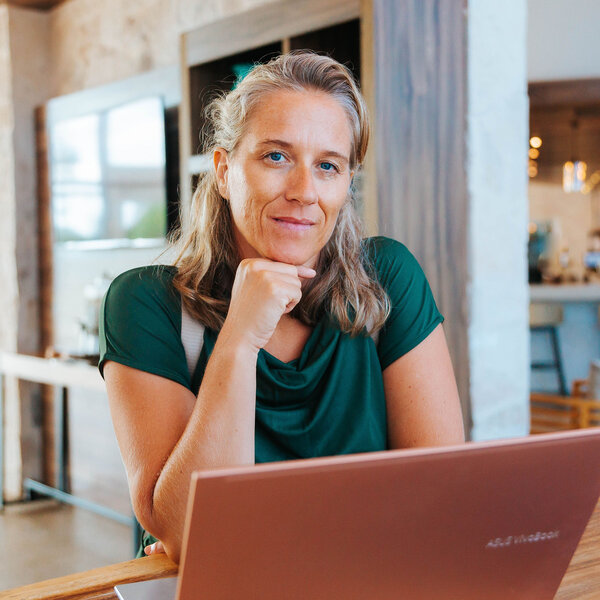 Corina Hoch — Marketingstrategie aus 20+ Jahren Praxis: SEO, GEO, Content, E-Mail-Marketing und Social Media selbst umgesetzt, mit psychologischem Background und internationaler Mexiko-Erfahrung