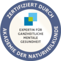 Zertifikat mit dem Text "Zertifiziert durch Akademie der Naturheilkunde" und der Aussage "Expertin für ganzheitliche mentale Gesundheit". Das Design besteht aus einer kreisförmigen Anordnung mit blauen und grünen Flächen im Mitte.